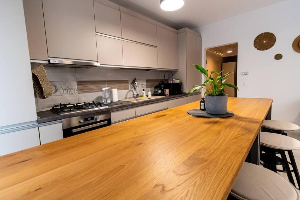 Arte - 2 Bedroom Apartment Near Coresi Mall With Free Parking Brasov Luaran gambar