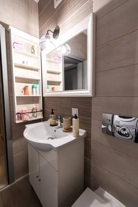Arte - 2 Bedroom Apartment Near Coresi Mall With Free Parking Brasov Luaran gambar